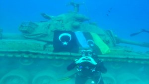 Azerbaycan'a destek için 15 metre derinliğe dalarak iki ülkenin bayrağını astılar