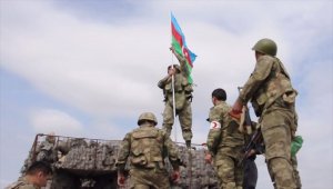 Azerbaycan'ın Milli Kahramanı İbrahimov'un şehit olduğu işgal altındaki mevziye Azerbaycan bayrağı dikildi