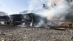 Bakırköy'de halı saha deposunda yangın