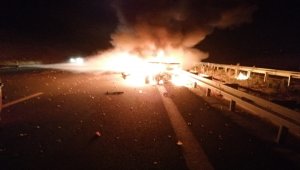 Balıkesir'de 5 kişinin yaralandığı trafik kazasında alev alan otomobil yandı