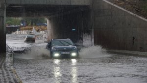 Balıkesir'de sağanak su baskınlarına neden oldu
