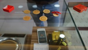 Balıkesir'de sahte altınla kuyumcudan dolandırıcılık güvenlik kamerasınca kaydedildi