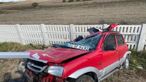 Bandırma'da otomobil, tarla ile yol arasındaki beton duvara çarptı: 1 ölü, 1 yaralı