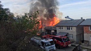 Bartın'da çıkan yangında 3 ahşap ev kullanılamaz hale geldi