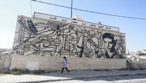 Batı Şeria'daki Dura beldesinin duvarlarını, Filistinli sanatçı Ketlu'nun eserleri süslüyor