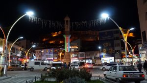 Bayburt'un sembolü Saat Kulesi'ne Azerbaycan bayrağı yansıtıldı