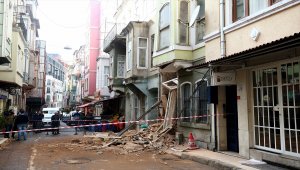 Beyoğlu'nda 2 katlı metruk binada çökme meydana geldi