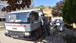 Bilecik'te belediye ekipleri bir kamyon çöp çıkardıkları evi onardı