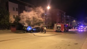 Bilecik'te park halindeyken yanan otomobil kullanılamaz hale geldi