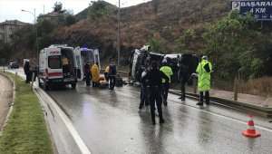 Bilecik'te su kanalına devrilen çöp kamyonundaki 3 kişi yaralandı