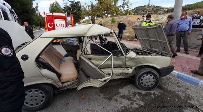 Burdur'da kamyonetle otomobil çarpıştı: 2'si çocuk 7 yaralı 