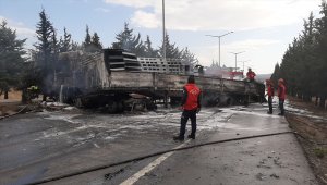 Bursa-İzmir kara yolunda kamyona çarpan tır yandı