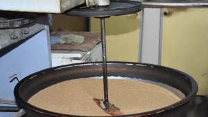 Çıraklıkla başladığı "haşhaş ezmesi" işini 63 yıldır sürdürüyor