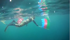 Cumhuriyet Bayramı'nı Türk ve Azerbaycan bayraklarıyla dalış yaparak kutladı 