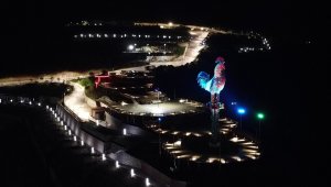 Denizli'de Azerbaycan bayrağının renkleri ışıkla 27 metrelik horoz heykeline yansıtıldı