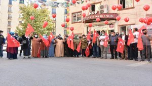 Diyarbakır anneleri Cumhuriyet Bayramı'nı evlat nöbetinde kutladı