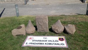 Diyarbakır'da Asur dönemine ait üzeri kabartma yazılı 5 taş ele geçirildi