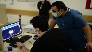 DOKTORLAR KOVİD-19'LA SAVAŞI ANLATIYOR - "Bu hastalık, genç hastaları da yoğun bakıma götürebiliyor"