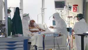 DOKTORLAR KOVİD-19'LA SAVAŞI ANLATIYOR - Doğumu yaklaşan eşini evde bırakıp hastalarına şifa olmaya koştu
