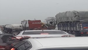 Dorsesi parçalanan tırın otoyoldaki tehlikeli yolculuğu kamerada