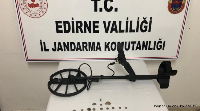 Edirne'de kaçak kazı yaparken suçüstü yakalanan kişinin aracında tarihi paralar ele geçirildi