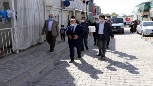 Elazığ'da konteynerde yaşayan depremzedelere yemek ikramı