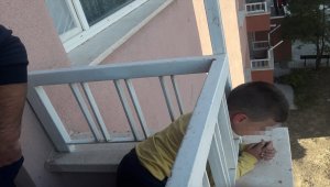 Erzincan'da başı balkon demirine sıkışan çocuk kurtarıldı