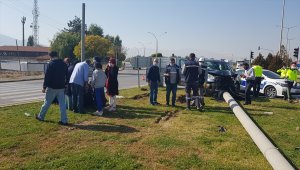 Erzincan'da düğünden dönenlerin bulunduğu araç direğe çaptı: 4 yaralı