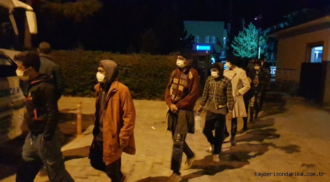 Erzincan'da yaya olarak ilerleyen 27 sığınmacı yakalandı
