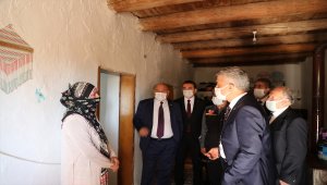Erzincan Valisi Makas ve milletvekili Karaman Tercan'daki deprem bölgesini ziyaret etti