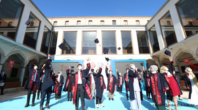 Fatih Sultan Mehmet Vakıf Üniversitesi'nden Kovid-19 önlemlerine uygun mezuniyet töreni