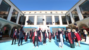 Fatih Sultan Mehmet Vakıf Üniversitesi'nden Kovid-19 önlemlerine uygun mezuniyet töreni