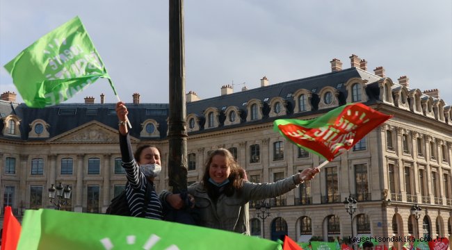 Fransa'da "nesli bozmaya yönelik" biyoetik yasa tasarısı protesto edildi