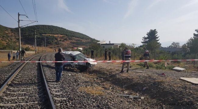 Gaziantep'te lokomotif hafif ticari araca çarptı: 3 yaralı 