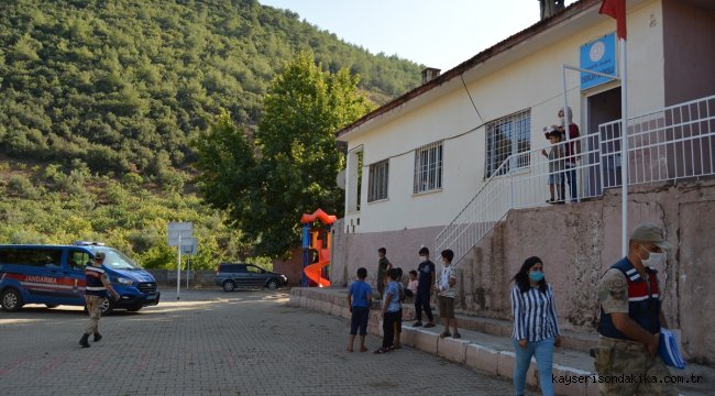 Gaziantep'te öğretmenle Mehmetçik el ele verip Esenler İlkokulunu yeniledi 
