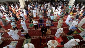 Gazze Şeridi'nde bir ayın ardından ilk cuma namazı kılındı