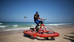 Gazzeli genç imkansızlıklar içinde hurdalardan deniz bisikleti yaptı