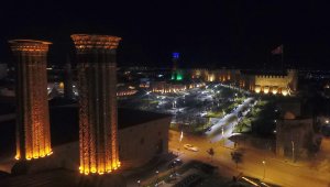 Gece ışıklandırılan tarihi Erzurum Kalesi ve çevresi yeni görüntüsüyle göz kamaştırıyor
