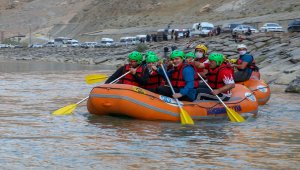 Gençlik ve Spor Bakanı Kasapoğlu Hakkari'de rafting yaptı:
