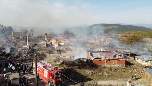 GÜNCELLEME 2 - Bolu'da köyde bir evde çıkan ve çevredeki evlere sıçrayan yangın kontrol altına alındı