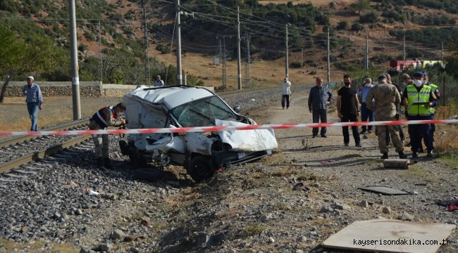 GÜNCELLEME - Gaziantep'te lokomotif hafif ticari araca çarptı: 2 ölü, 1 yaralı 