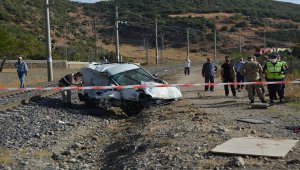 GÜNCELLEME - Gaziantep'te lokomotif hafif ticari araca çarptı: 2 ölü, 1 yaralı 