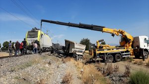 GÜNCELLEME - Kahramanmaraş'ta hemzemin geçitte trenin çarptığı kamyonun sürücüsü öldü