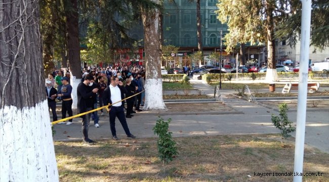 Gürcistan'da banka soymaya çalışan saldırgan, çok sayıda kişiyi rehin aldı
