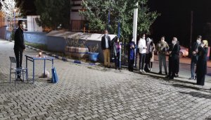 Hakkari'de karantinadaki öğretmene meslektaşları doğum günü sürprizi yaptı