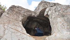 Hakkari'de Urartular dönemine ait 3 odalı kaya mezarı bulundu