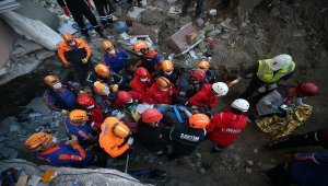 Helim Sarı, İzmir'deki depremde yıkılan Yılmaz Erbek Apartmanı enkazından 26 saat sonra yaralı olarak çıkarıldı.