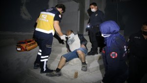 Hırsızlık için girdiği inşaatta polisten kaçmaya çalışırken birinci kattan düştü
