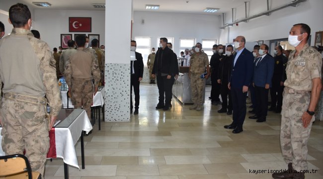 İçişleri Bakanı Soylu Şırnak'ta Mehmetçik ile bir araya geldi 