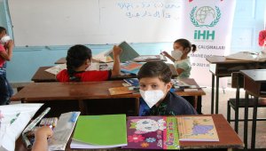 İHH'den Afrin'deki 2 bin 500 öğrenciye kırtasiye desteği 